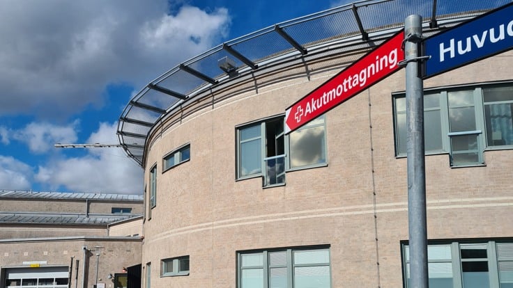 Skylt med pil och texten akutmottagning