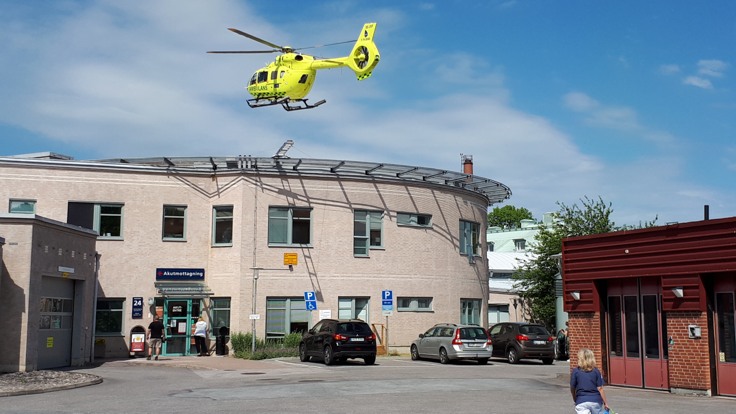Helikopter på väg att landa på sjukhustak