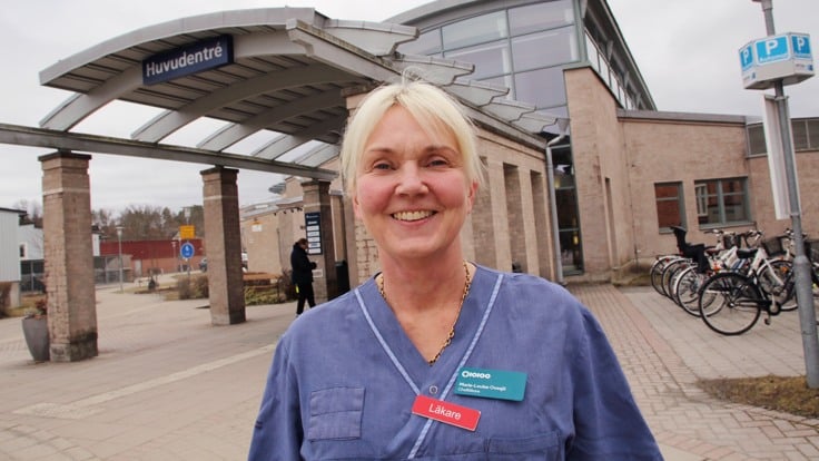 Marie-Louis Ovejsö, ny chefläkare, står utanför Norrtälje sjukhus. 