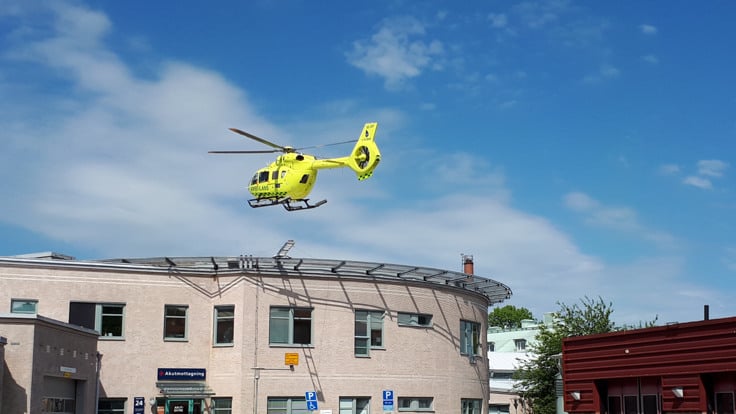 Helikopter på väg att landa på sjukhustak