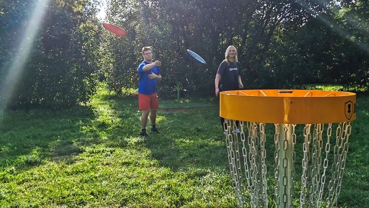 Två personer som spelar frisbeegolf