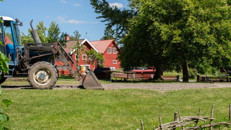 Gårdsplan med traktor