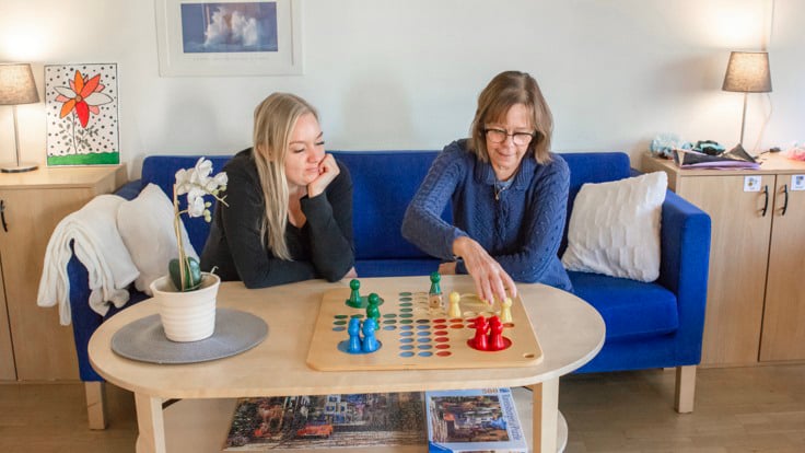 Två kvinnor i en soffa som spelar fia