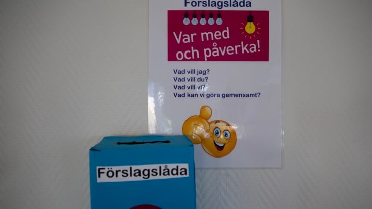 Blå brevlåda på vägg